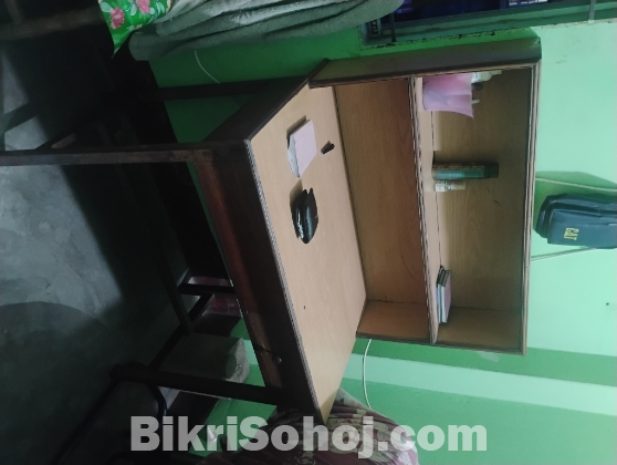 একটি পড়ার টেবিল
